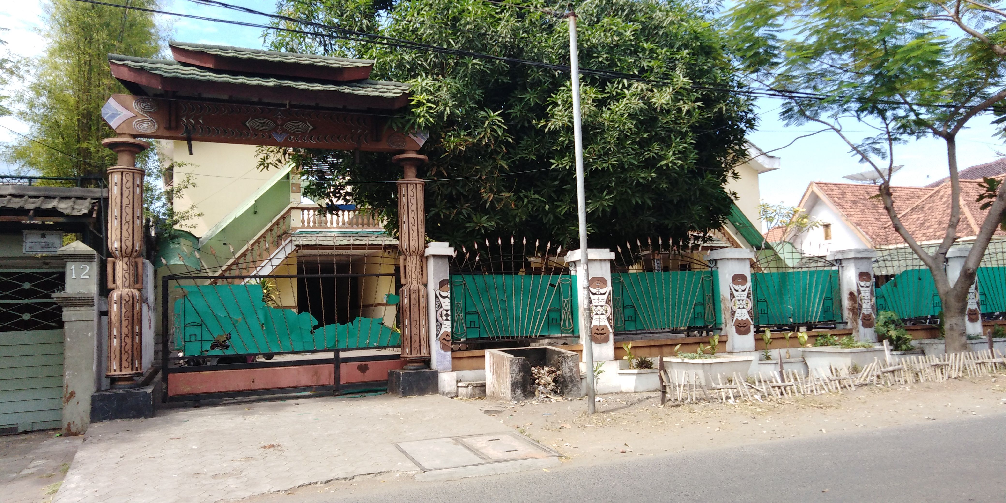 Situasi terkini, Asrama Mahasiswa Papua di jalan Kalasan Surabaya, yang sempat dikepung puluhan aparat Satpol PP, TNI, dan Polri, semalam, kini berangsur kondusif, pada Sabtu, 7 Juli 2018. (Foto: farid/ngopibareng.id) 