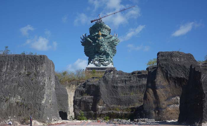 Patung Garuda Wisnu Kencana (GWK) terlihat seusai proses pemasangan modul di Jimbaran, Bali, Kamis (5/7). Pemasangan modul kulit parung GWK sampai saat ini sudah mencapai 659 modul dari total 747 modul yang terpasang di patung setinggi 120 meter dan ditargetkan selesai dibangun pada Agustus 2018 sekaligus untuk menyambut para delegasi Annual Meeting IMF-WB  2018. (foto:wira suryantala/antara)