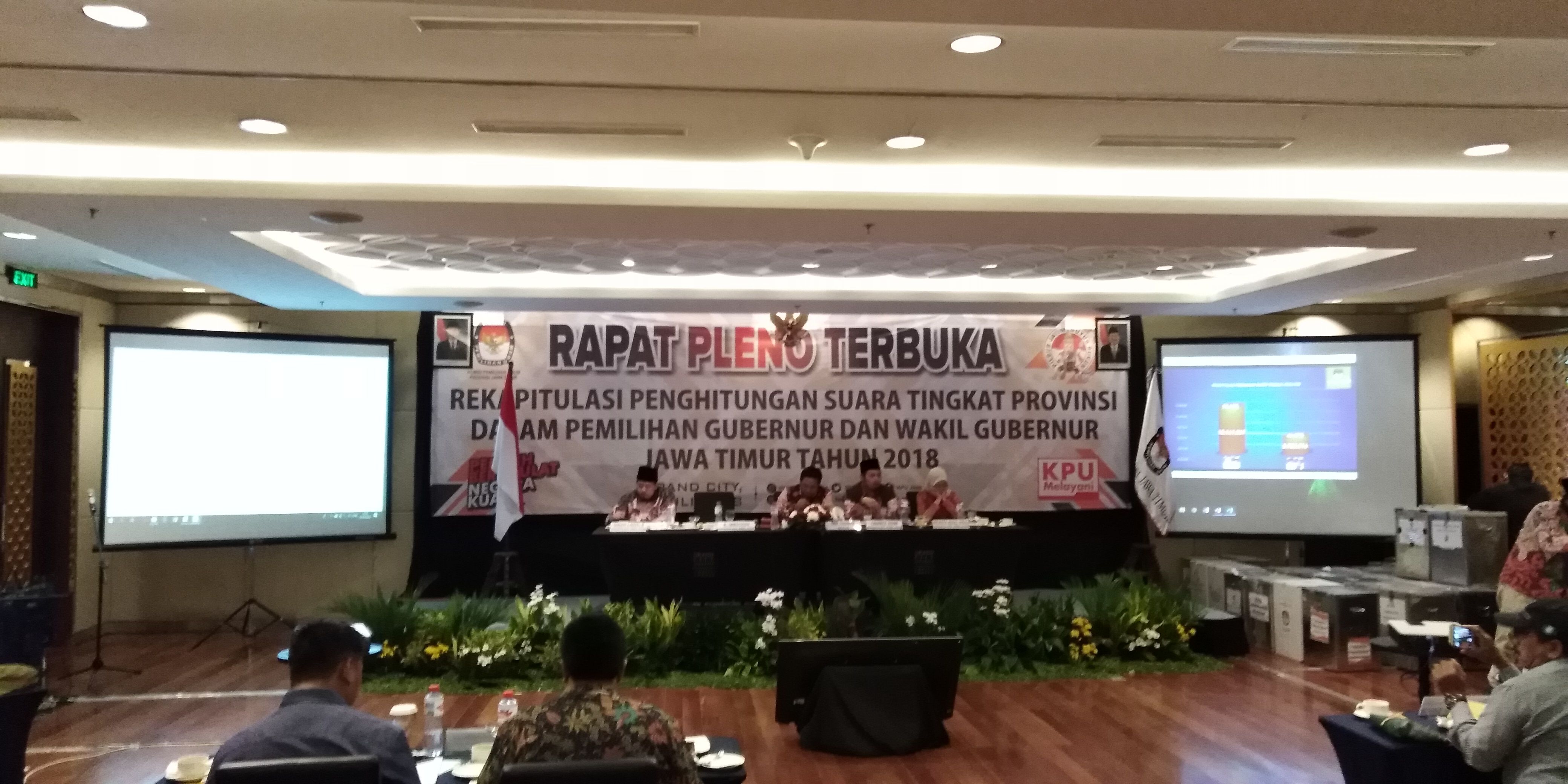 Rekapitulasi perolehan suara Pilgub Jatim 2018, di Grand City, Surabaya, Sabtu, 7 Juli 2018. (foto: frd/ngopibareng.id) 