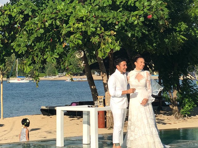 Nadine Chandrawinata dan Dimas Anggara resmi menikah. (Instagram)