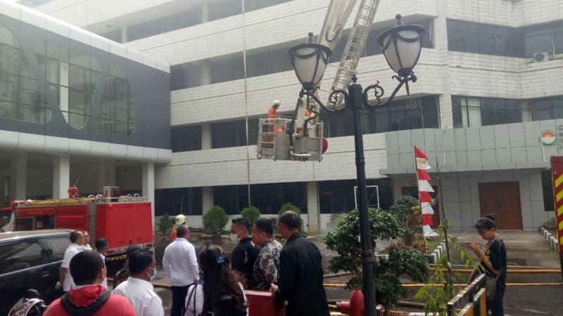 Sejumlah petugas menolong korban kebakaran di Kemenhub. Foto : Kumparan