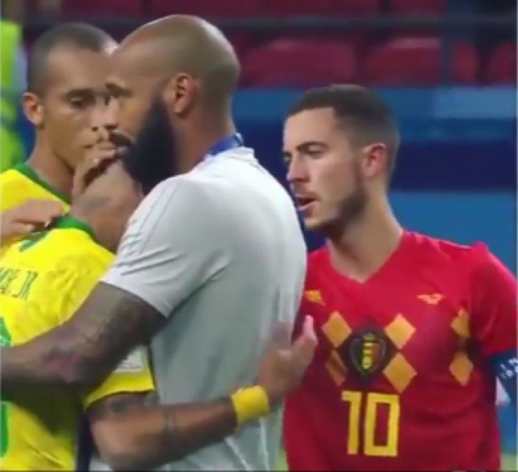 Thierry Henry, asisten pelatih Belgia berpelukan erat dengan Neymar. 