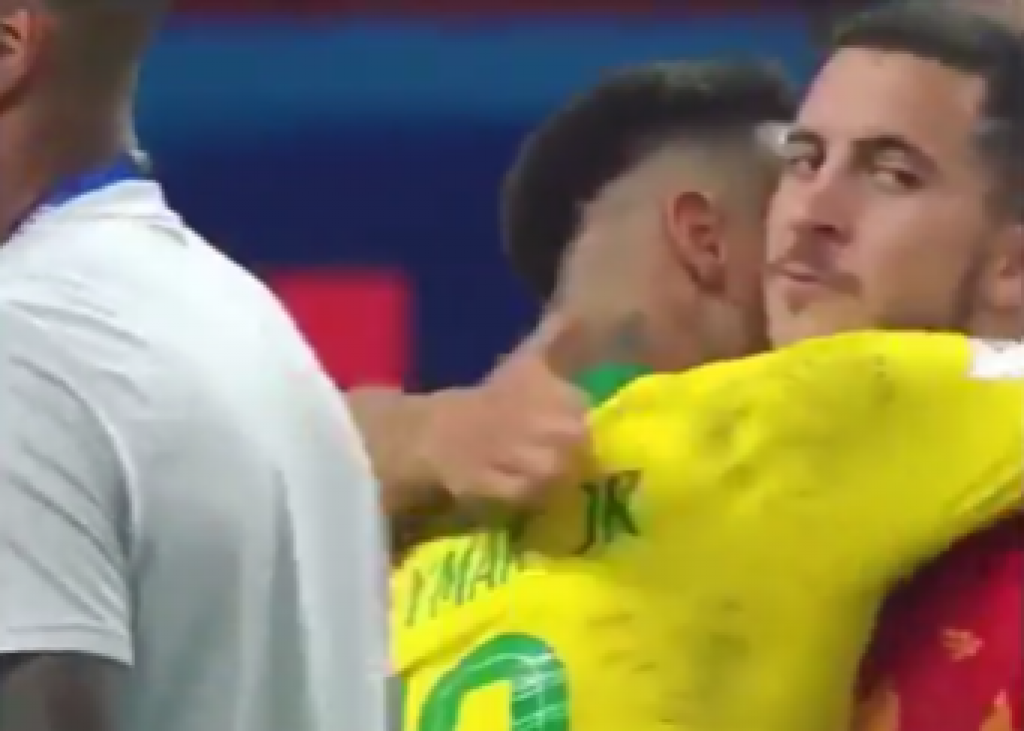 Aksi Eden Hazard peluk Neymar.