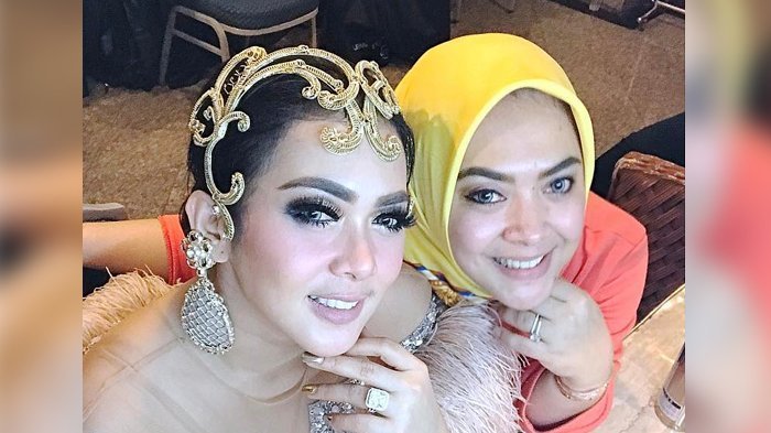 Syahrini dan Aisyahrani, adik sekaligus manajernya, nyinyir mempermasalahkan jargon 'syantik' di lagu Sibad.