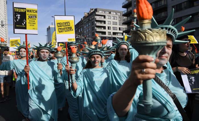 Dengan berkostum Patung Liberty, masyarakat Brussel, Belgia menolak rencana kedatangan Presiden AS Donald Trump. (foto: