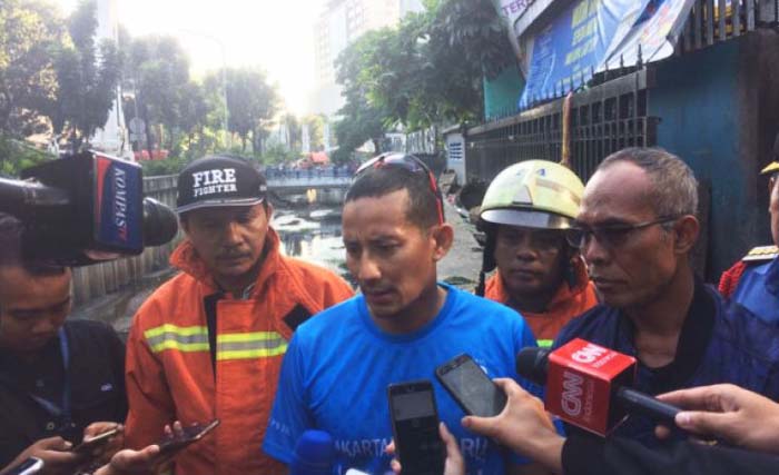 Wakil Gubernur DKI Jakarta Sandiaga Uno (tengah) memberikan keterangan kepada pers pascakebakaran Gedung Karya Kementerian Perhubungan Jalan Abdul Muis Jakarta Pusat, Minggu 8 Juli 2018. (foto: azizah fitriyanti/antara)