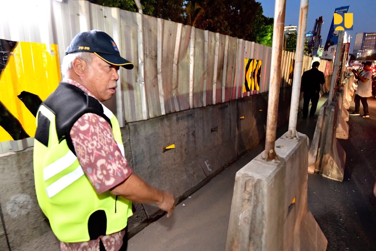 Menteri Pekerjaan Umum dan Perumahan Rakyat (PUPR) Basuki Hadimuljono, meninjau pekerjaan penataan jalan dan trotoar Jalan Sudirman untuk mendukung Asian Games ke-18 yang akan dimulai pada 18 Agustus 2018 mendatang. (Foto: Dok. PUPR)