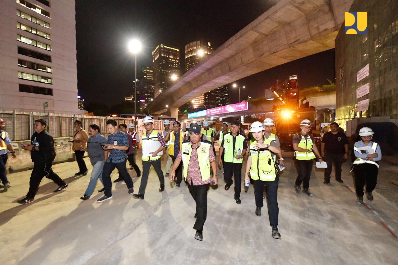 Menteri Pekerjaan Umum dan Perumahan Rakyat (PUPR) Basuki Hadimuljono, meninjau pekerjaan penataan jalan dan trotoar Jalan Sudirman untuk mendukung Asian Games ke-18 yang akan dimulai pada 18 Agustus 2018 mendatang. (Foto: Dok. PUPR)