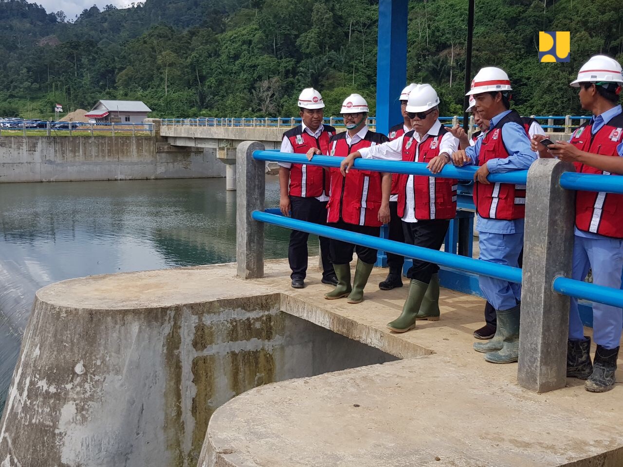 Menteri Basuki meninjau Daerah Irigasi (DI) Sawah Laweh Tarusan di Kecamatan Koto XI Tarusan, Kabupaten Pesisir Selatan, Sumatera Barat. (Foto: Dok. PUPR)