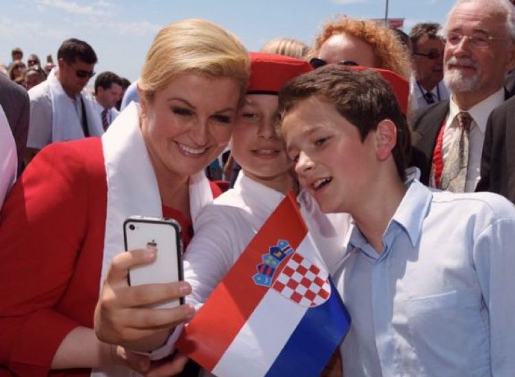 Presiden Kroasia Kolinda saat bersama suporter. 