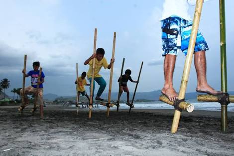 Permainan Egrang. Foto : Antara