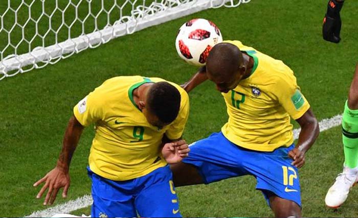 Tandukan Fernandinho menyebabkan bola masuk ke gawang sendiri, saat Brasil melawan Belgia hari Jumat 6 Juli lalu. Brasil tersingkir setelah kalah 1 -2 . (foto: afp)