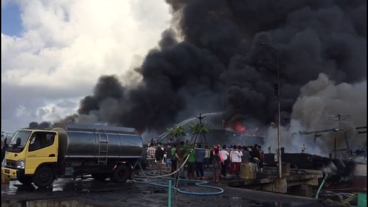 Pemadaman sejumlah kapal yang terbakar di Bali. Foto : BNPB