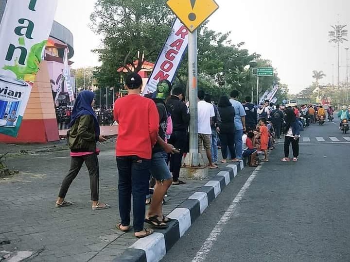 Lokasi antrian tiket di depan Stadion Gelora Delta Sidoarjo. (foto: ist)