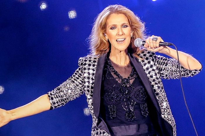 Celine Dion memakai mikrofon jadul