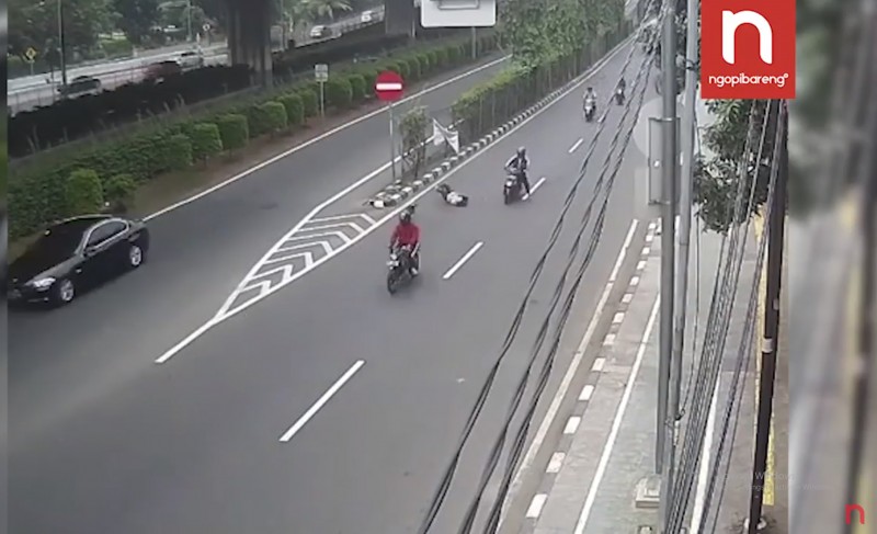 Tangkapan layar peristiwa penjambretan yang berhasil terekam kamera CCTV. (Foto: Istimewa)