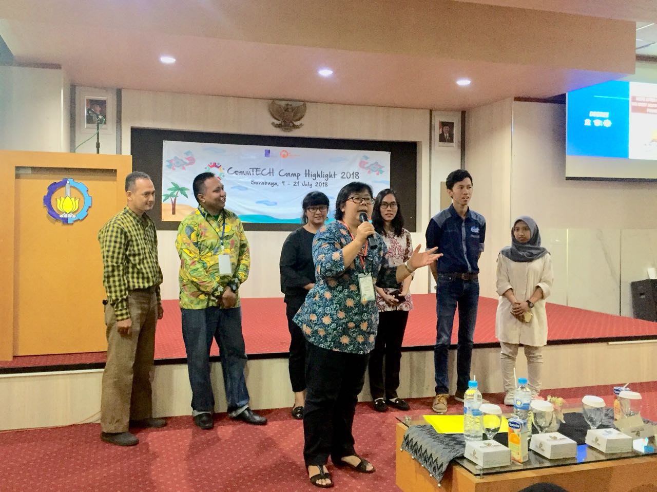 Maria Anityasari ketika memperkenalkan para volunter CommTECH Camp 2018 di ruang Rektoret ITS, Senin 9  Juli 2018.