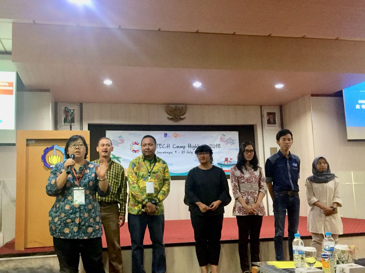 Maria Anityasari ketika memperkenalkan para volunter CommTECH Camp 2018 di gedung Rektorat ITS, Senin 9 Juli 2018.