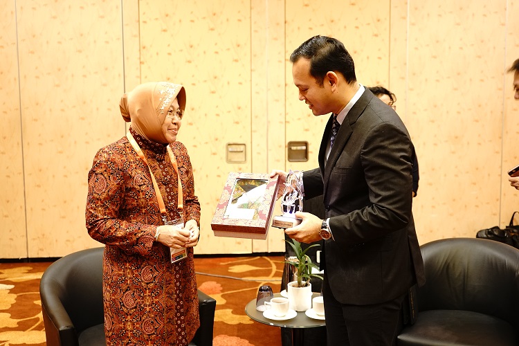 Wali Kota Risma saat berada di Singapura. (foto: Istimewa) 