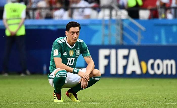 Gelandang Timnas Jerman Mesut Ozil yang dianjurkan ayahnya untuk pensiun. (foto: afp)