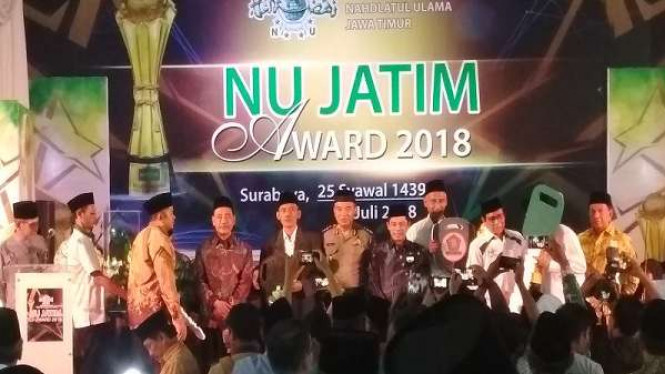 Kiai Mutawakkil Alallah bersama Wakil Kapolda Jatim pada puncak acara NU Jatim Award 2018. (foto: ngopibareng.id)