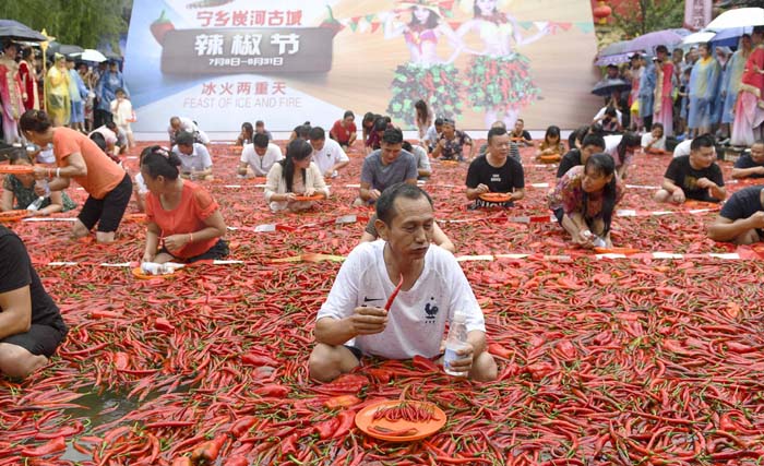 Para peserta yang ikut ambil bagian dalam lomba memakan cabe di Ningxiang, provinsi Hunan, China, hari Minggu 8 Juli kemarin. (foto:afp)