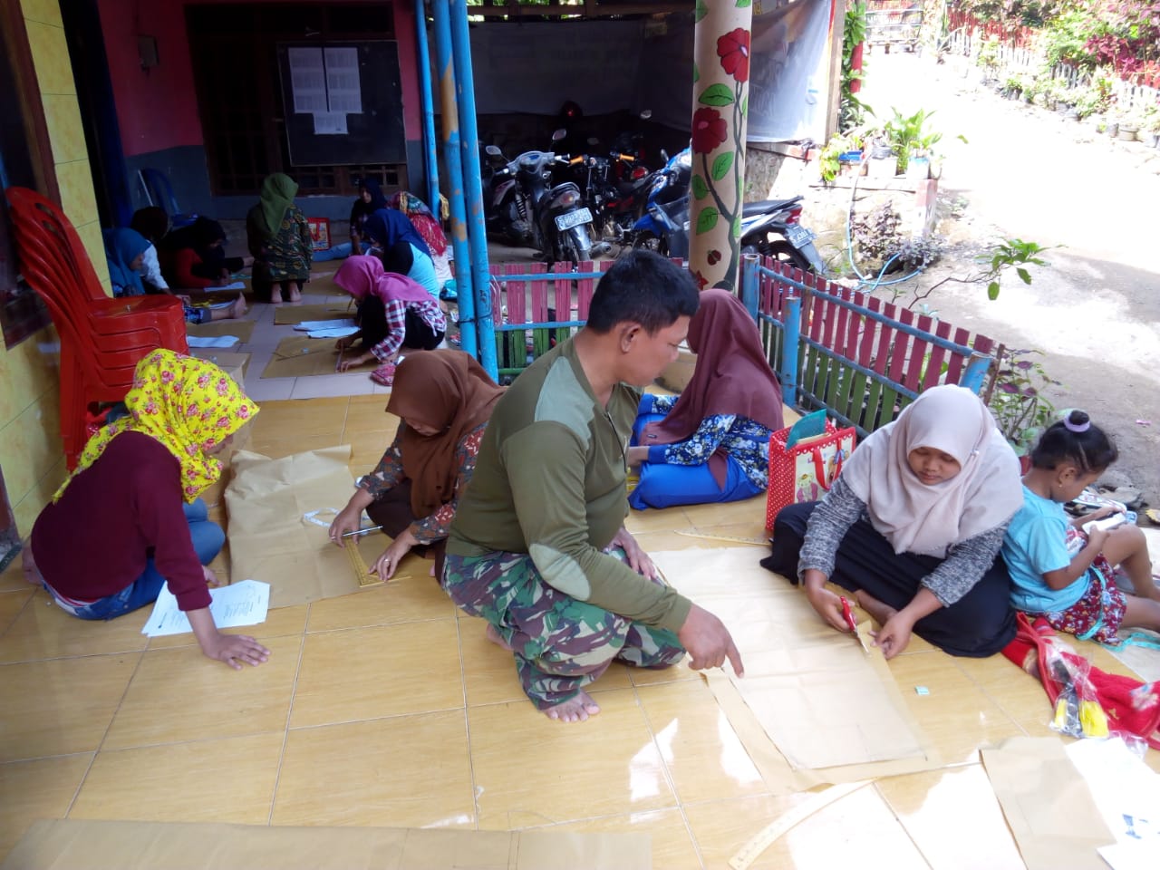 Babinsa Jembul Saat Mendampingi Kegiatan Pelatihan Keterampilan Menjahit