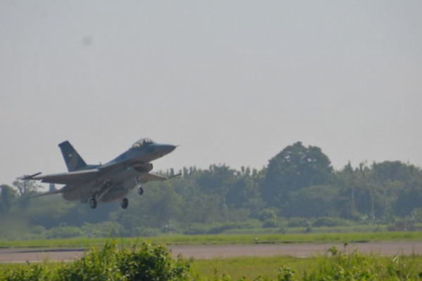 Pesawat tempur F-16 dari Skadron Udara 3 Lanud Iswahjudi Magetan, Jawa Timur, melakukan latihan pertempuan Air Combat Tactic (ACT) 4v2 di Lanud Iswahjudi, Magetan, Jawa Timur, Senin 9 Juli. (Foto: Istimewa)