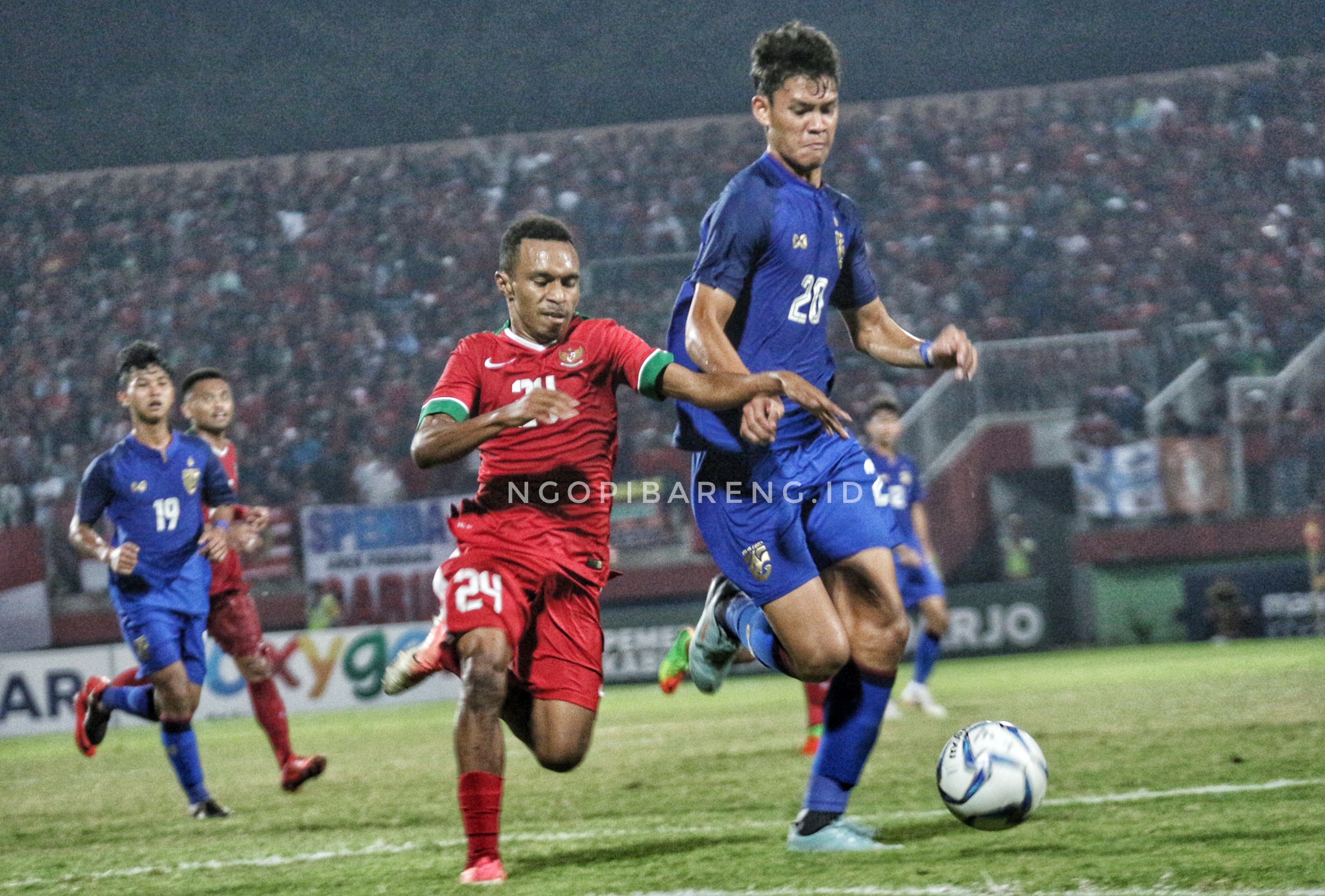 Pemain Timnas Indonesia U-19, Todd Rivaldo Ferre (kiri) saat berduel dengan pemain Thailand, Senin 9 Juli 2018. (foto: hrs/ngopibareng)