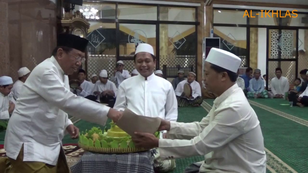 KIRI: KH Masyhudi Muchtar, Pengasuh Pesantren Darul Hikam, Gedangan Sidoarjo. (foto: ist)