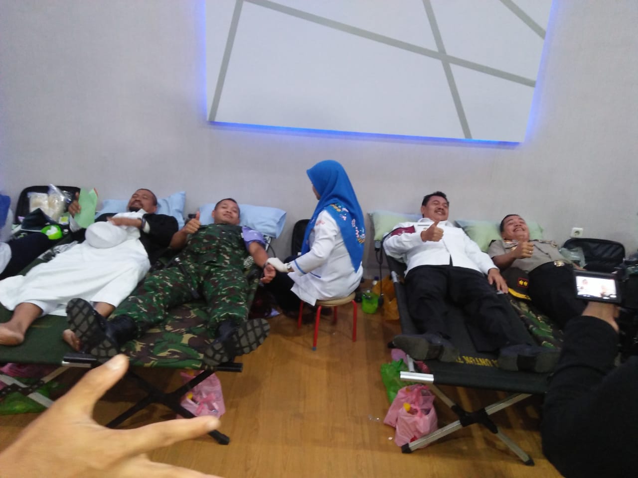 Dandim 0815 Bersama Wakil Bupati dan Kapolres Mojokerto Saat Donor Darah di Mapolres Mojokerto