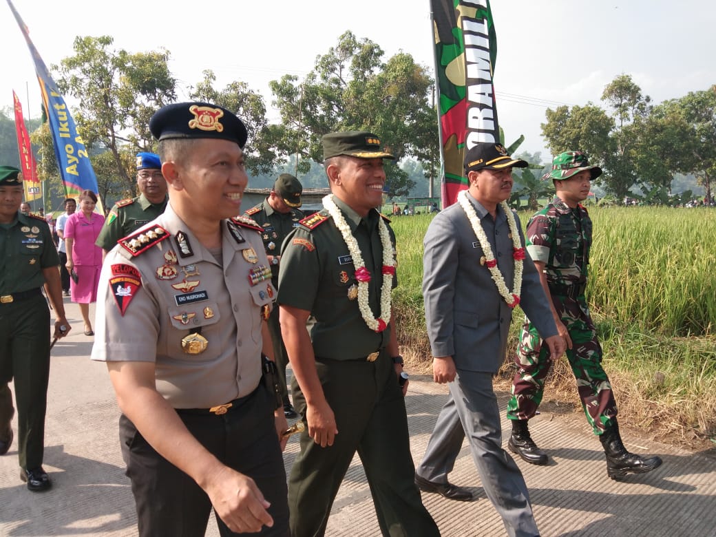 Danrem 082/CPYJ, Bersama Kapusdik Brimob, Wakil Bupati Mojokerto dan Dandim 0815 Saat Upacara Pembukaan TMMD