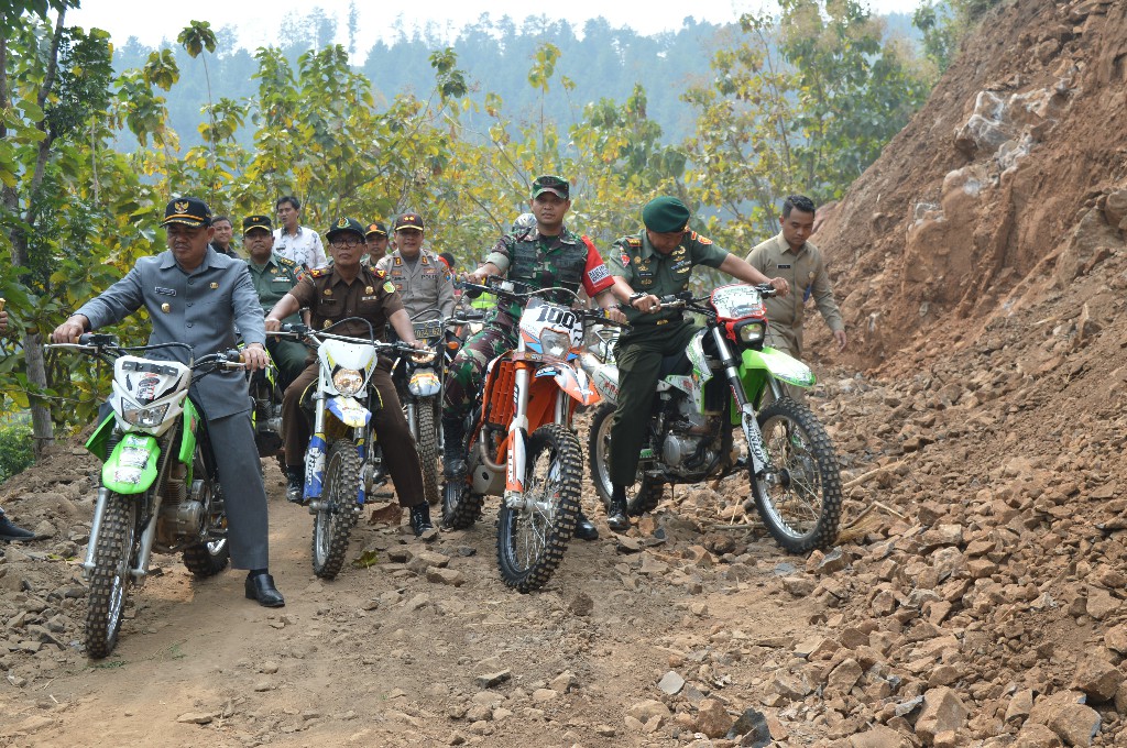 Dandim 0815 Bersama Kasrem 082/CPYJ dan Forkopimda Saat Meninjau Lokasi TMMD 