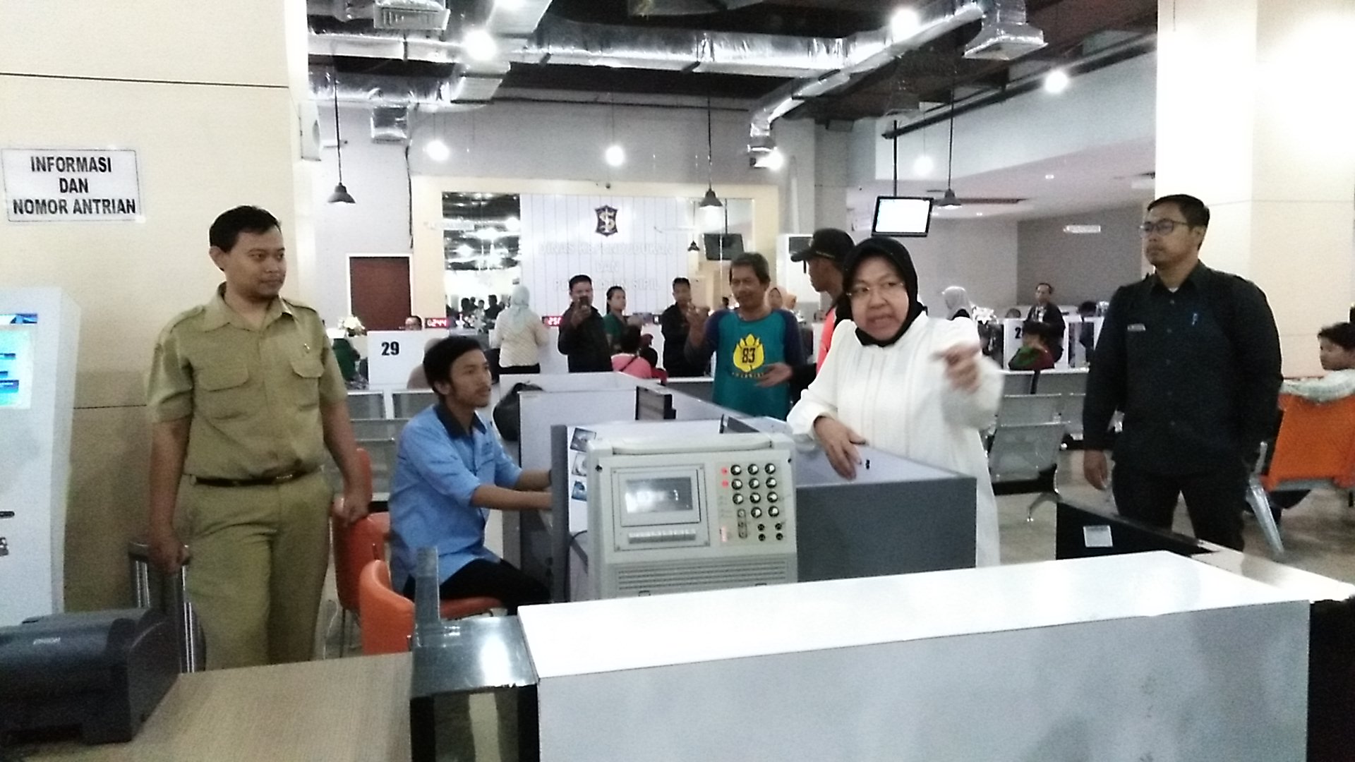 Risma melakukan Sidak di Dispendukcapil, Siola, Surabaya, Selasa 10 Juli 2018. (foto: frd/ngopibareng.id) 