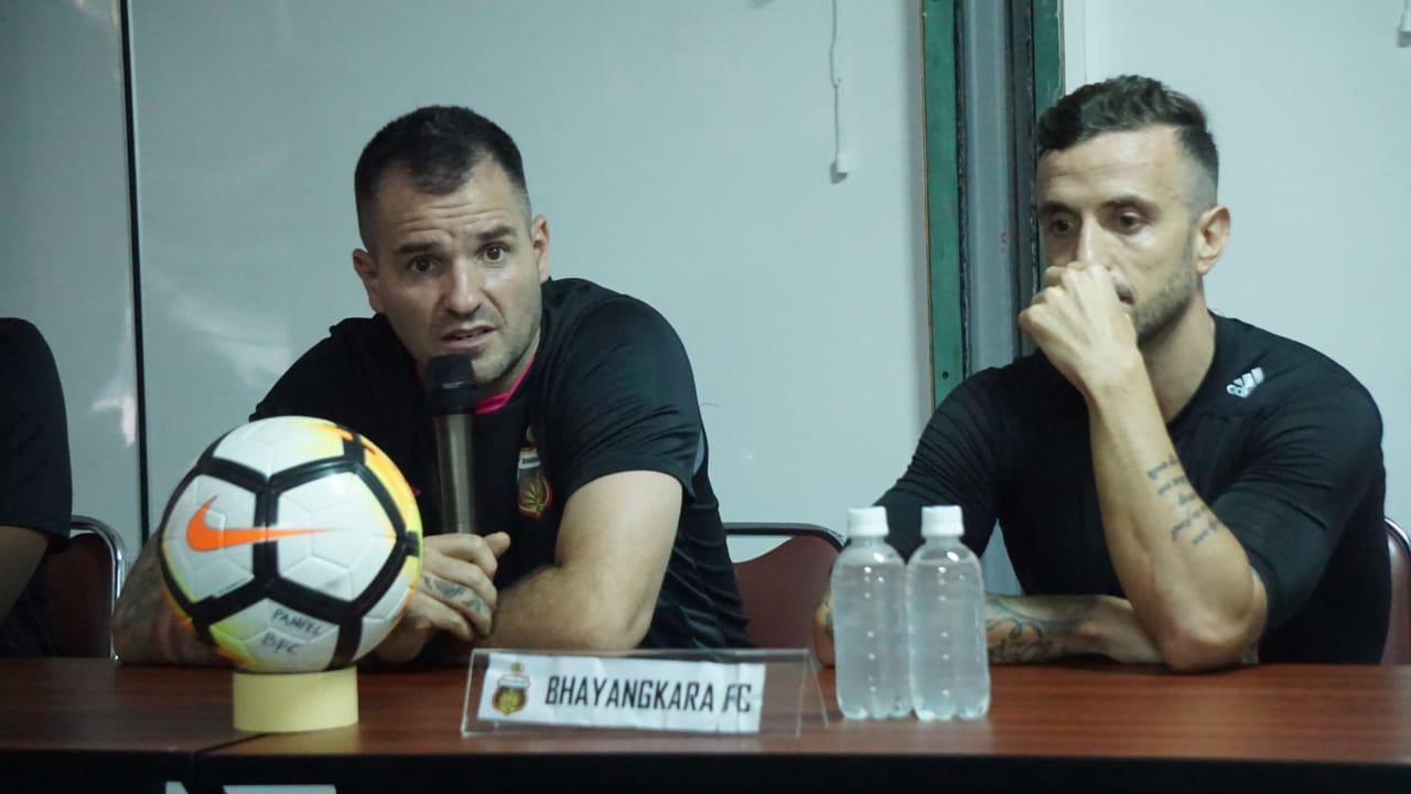 Pelatih Bhayangkara Fc, Simon McMenemy (kiri) bersama Paulo Sergio, saat jumpa pers di PTIK jelang hadapi Persebaya Surabaya, Selasa 10 Juli 2018. (foto: hrs/ngopibareng)