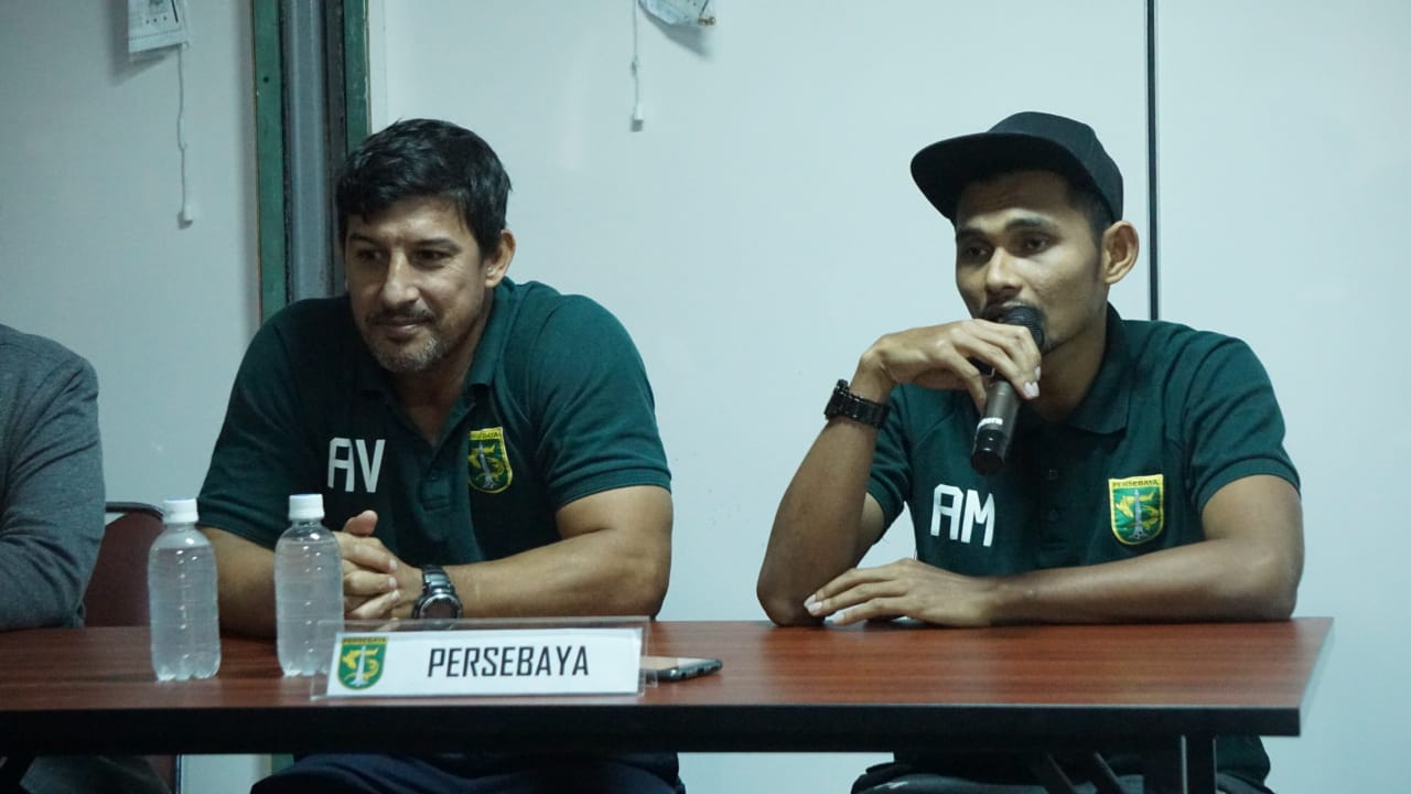 Pelatih Persebaya, Angel Alfredo Vera (kiri) bersama pemainnya Andri Muliadi. (foto: hrs/ngopibareng)