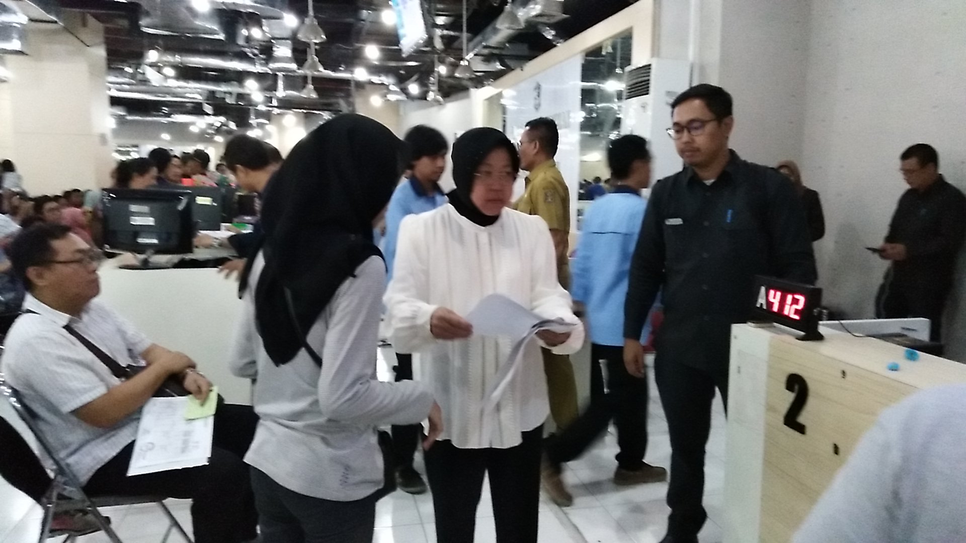 Risma saat melakukan sidak layanan e-KTP, di Mal Perizinan Siola, Surabaya, Selasa, 10 Juli 2018. (Foto: farid/ngopibareng.id) 