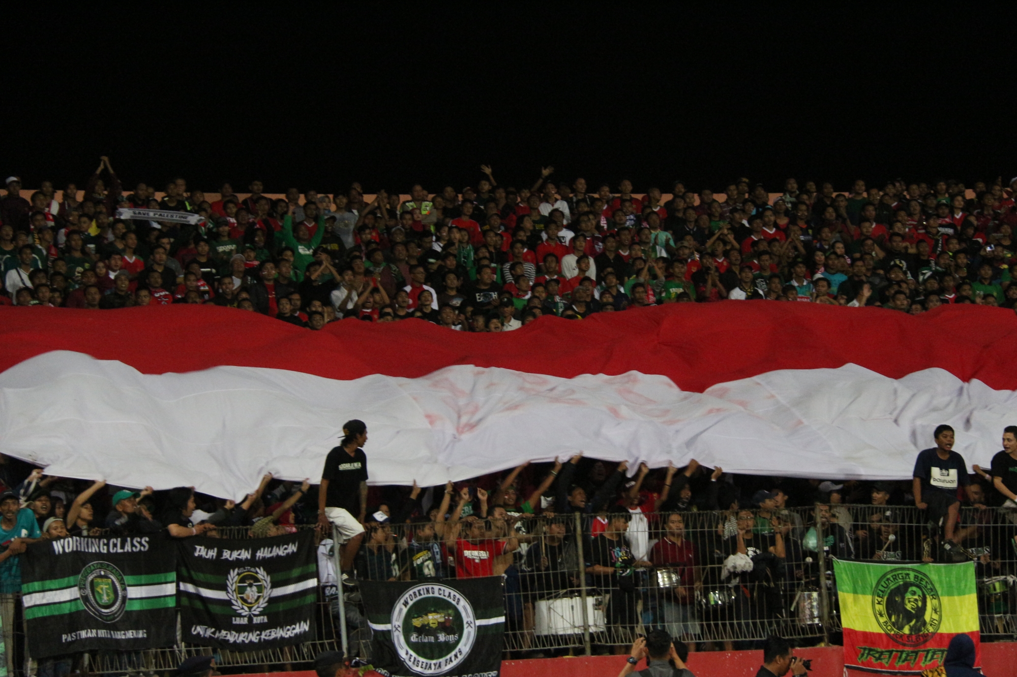 Suporter timnas Indonesia U-19. (foto: hrs/ngopibareng)