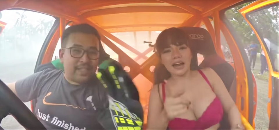 Dinar Candy pamer bra saat nge-drift bareng Akbar Rais.