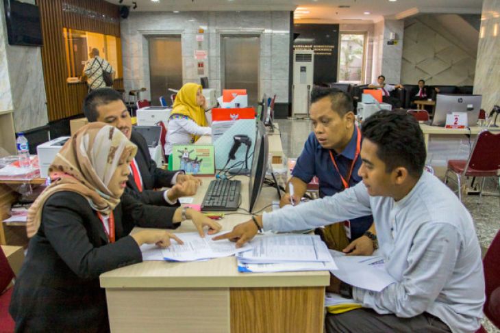 Arsip Foto. Tim kuasa hukum calon bupati dan wakil bupati Bogor, Ade Ruhandi dan Inggrid Kansil (kanan), mangajukan permohonan penyelesaian perselisihan hasil Pilkada 2018 Kabupaten Bogor di Gedung MK, Jakarta, Selasa 10 Juli 2018. (Foto: Antara)