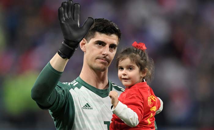 Penjaga gawang tim nasional Belgia Thibaut Courtois menggenadong puutrinya usai tim Belgia dikalahkan Perancis, hari Rabu dini hari WIB. (foto: afp)