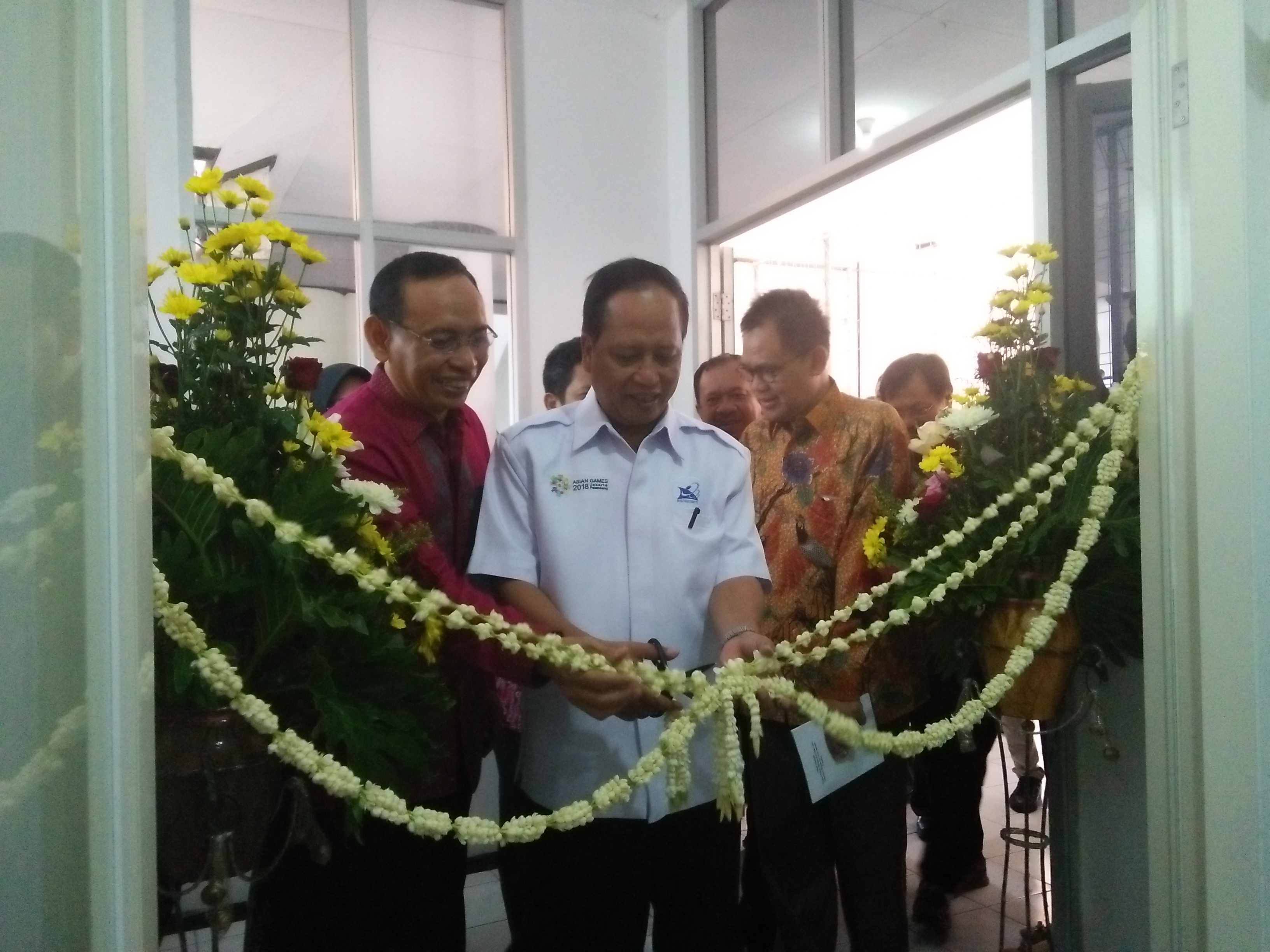 Mohammad Nasih meresmikan faslitas Teaching Industry Stem Cell dan Metabolit Stem Cell di Gedung Lembaga Penyakit Tropis Universitas Airlangga Kampus C Surabaya pada Rabu, 11 Juli 2018. (amm/ngopibareng.id)