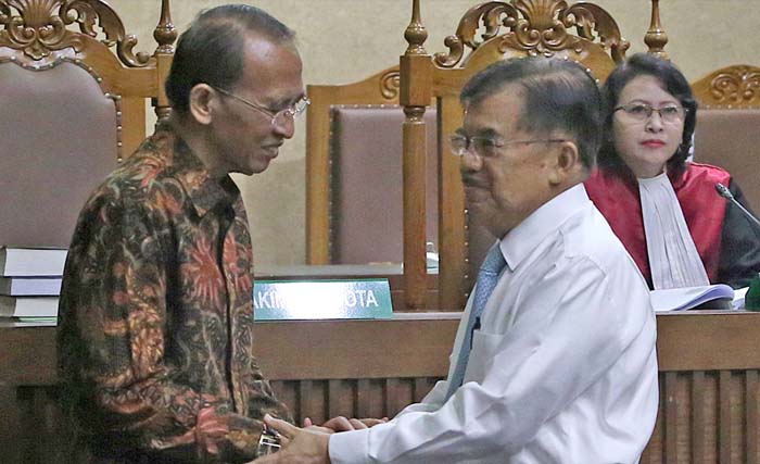 Wakil Presiden Jusuf Kalla (kanan)  bersalaman dengan pemohon PK selaku terpidana kasus korupsi penyelenggaraan dana haji pada 2010-2013 dan penggunaan dana operasional menteri, Suryadharma Ali,usai  sidang Peninjauan Kembali (PK) di Pengadilan Negeri Jakarta Pusat, Jakarta, Rabu 11 Juli 2018. (foto: wibowo/antara)