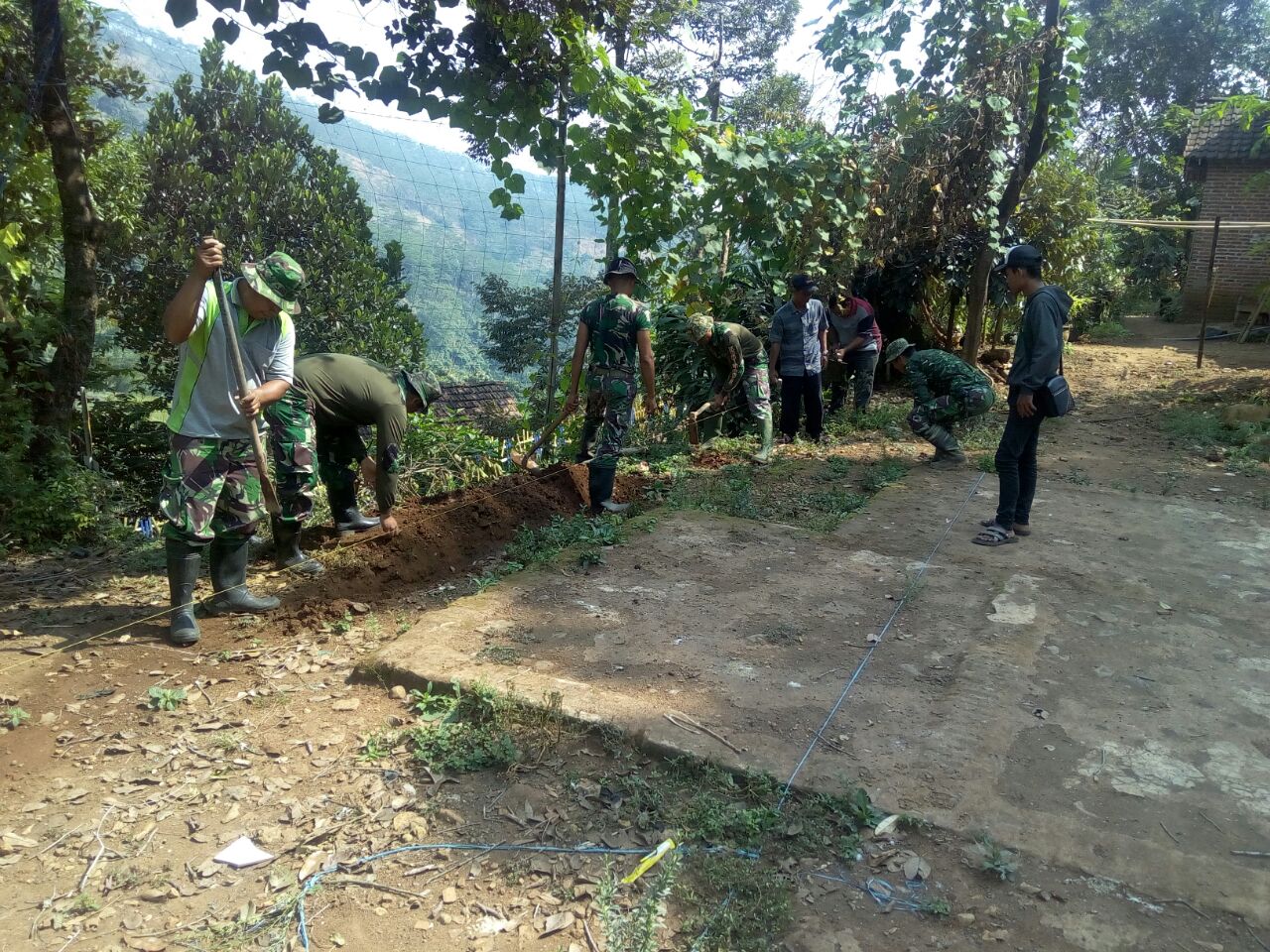 Anggota TNI Bersama Warga Saat Kerjakan Pembangunan TPT