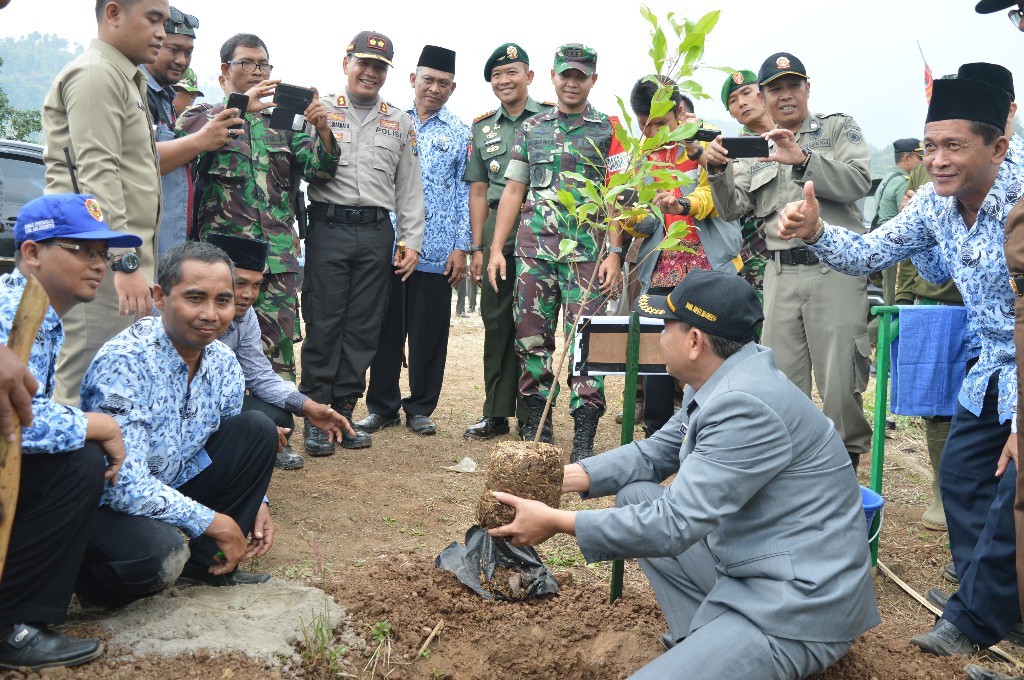 Wabup Mojokerto Bersama Forkopimda Saat Penanaman Pohon Secara Simbolis Di Kolam Renang Atas Awan, Selasa (10/07) 