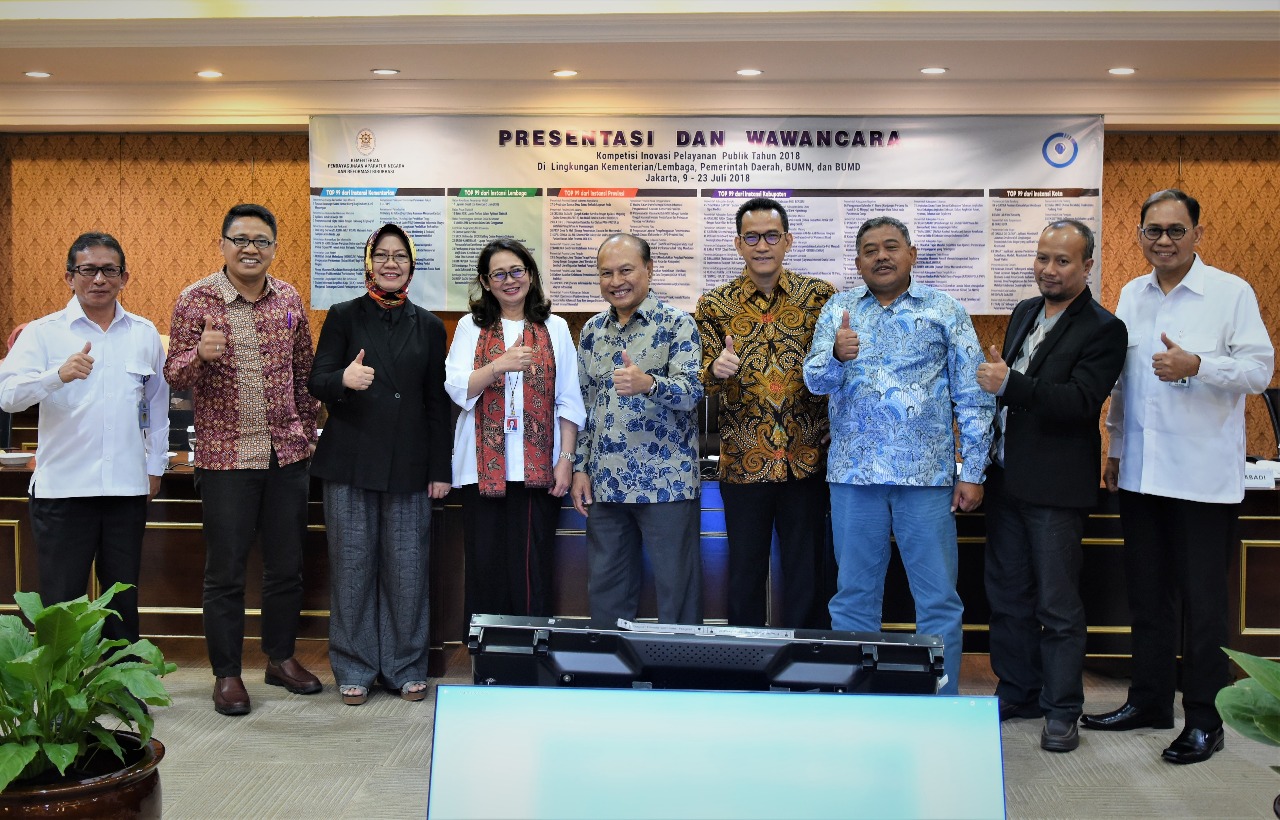 Direktur Jenderal Pembiayaan Perumahan Kementerian PUPR, Lana Winayanti didampingi oleh Direktur Utama Pusat Pengelolaan Dana Pembiayaan Perumahan (PPDPP) Budi Hartono bersama dengan Direktur Operasi PPDPP Nostra Tarigan memaparkan sistem e-FLPP dihadapan tim juri independen di Ruang Sriwijaya Gedung Kementerian PAN-RB, Selasa, 10 Juli 2018. (Foto: Dok. PUPR)