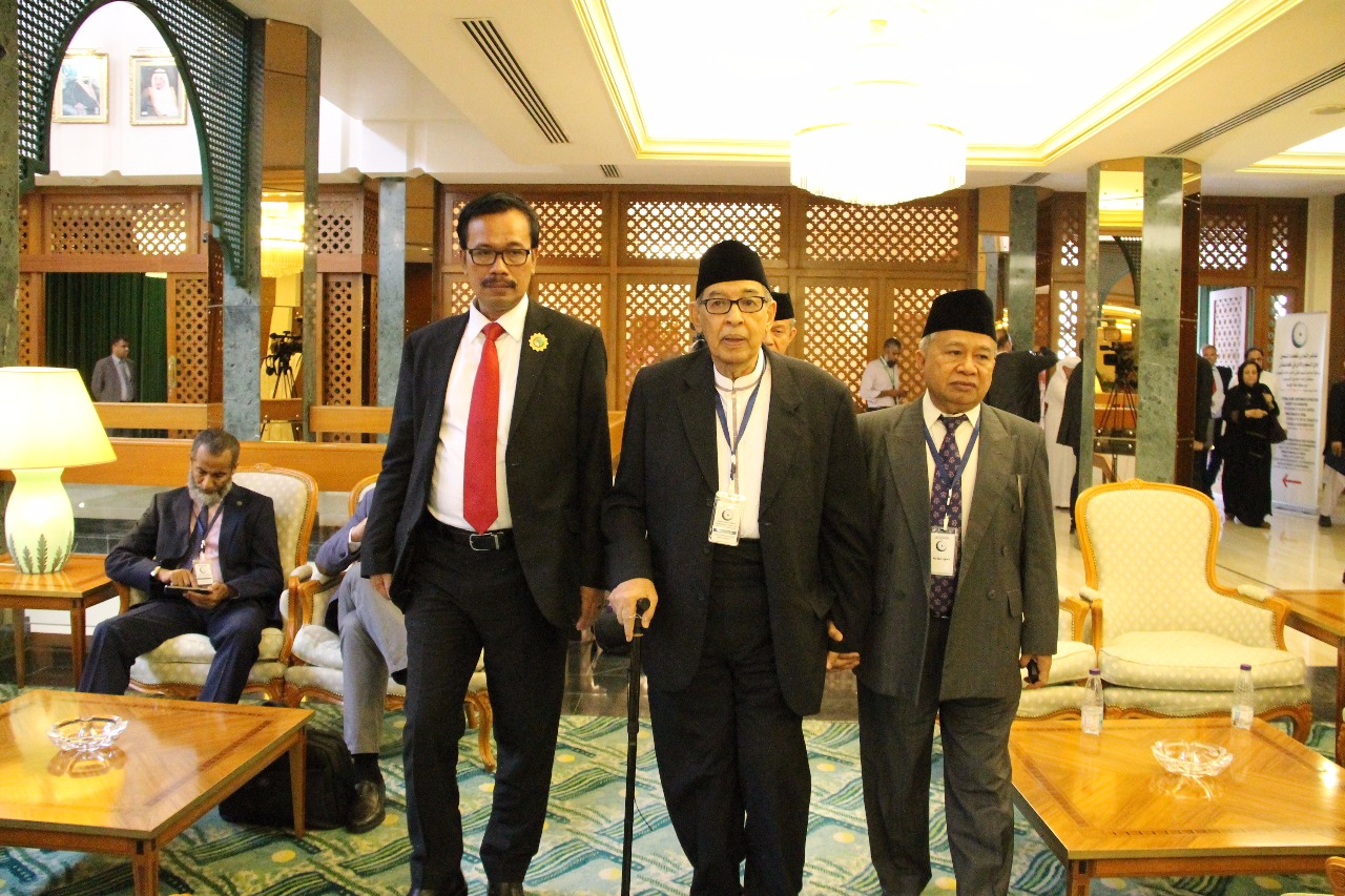 DELEGASI: Wakil Tetap RI di OKI, Agus Maftuh Abegebriel mendampingi Ketua Delegasi Ulama Indonesia, Prof. Dr. KH. Quraish Shihab dan anggota delegasi KH. Muhyidin Junaidi dalam Konferensi Internasional Ulama untuk perdamaian Afghanistan di Jeddah Arab Saudi. (foto: AMA for ngopibareng.id)