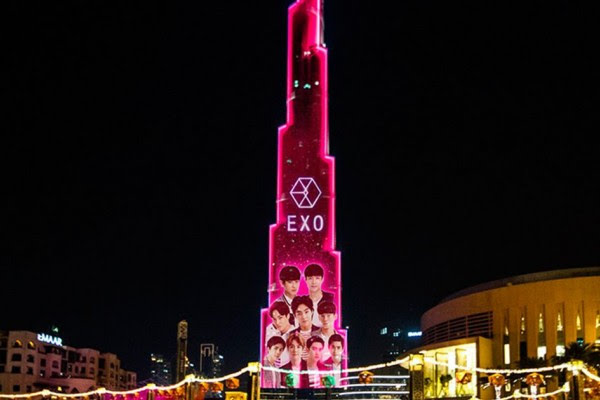 Foto para personil EXO yang ada di LED Burj Khalifah. (Twitter)