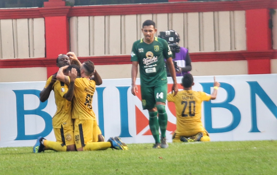 Pemain Persebaya, Andri Muliadi yang alami cedera saat hadapi Bhayangkara FC di Stadion PTIK Jakarta. (foto: hrs/ngopibareng)