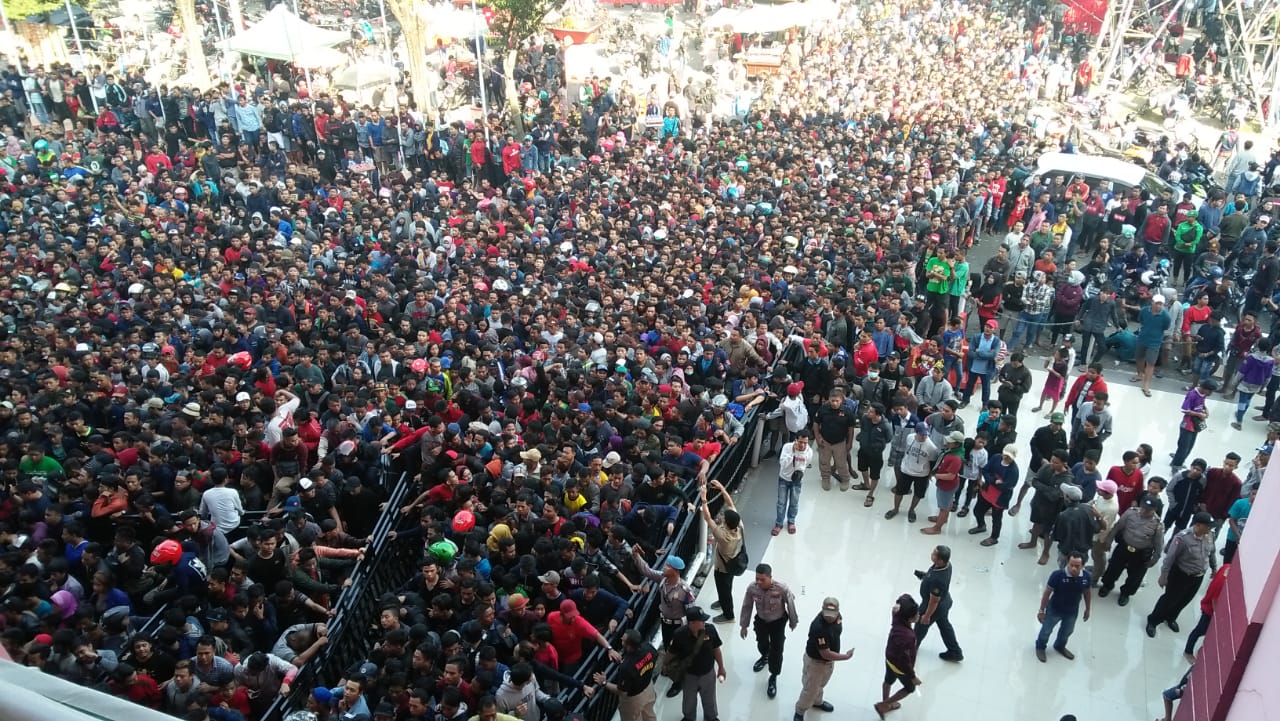 Kondisi terkini antrean tiket pertandingan Semifinal Piala AFF U-19, Indonesian vs Malaysia. (foto: ist)